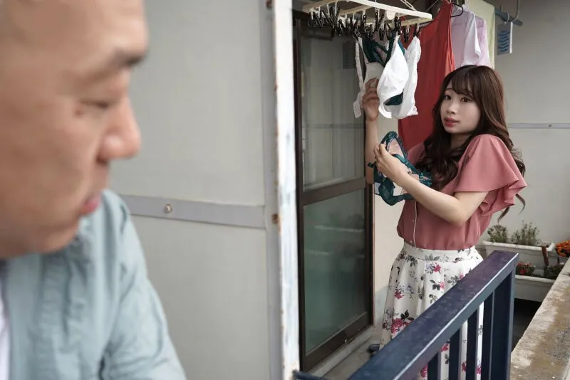 Gã nhà kề bên chuyên soi mói và cặp vợ ông chồng thường xuyên rên la quá to