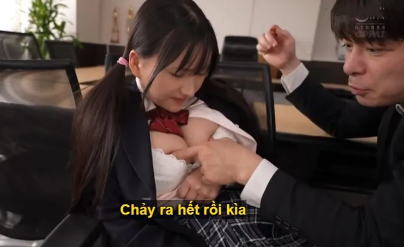 Trong suốt 3 năm, thầy giáo rèn luyện cô học trò ngực đẹp thành "cái bình đựng tinh"